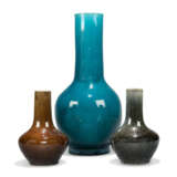 A LARGE CHINESE TURQUOISE-GLAZED BOTTLE VASE AND TWO FURTHER VASES - фото 1