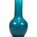 A LARGE CHINESE TURQUOISE-GLAZED BOTTLE VASE AND TWO FURTHER VASES - фото 4