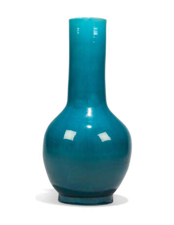 A LARGE CHINESE TURQUOISE-GLAZED BOTTLE VASE AND TWO FURTHER VASES - фото 4