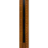 AN ENGLISH WALNUT AND SYCAMORE HEIGHT CHART - Foto 1