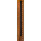 AN ENGLISH WALNUT AND SYCAMORE HEIGHT CHART - Foto 2