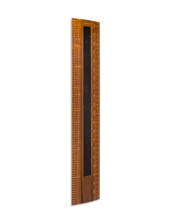 AN ENGLISH WALNUT AND SYCAMORE HEIGHT CHART - Foto 2