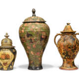 THREE NORTH EUROPEAN POLYCHROME-DECORATED JARS AND COVERS - Foto 2