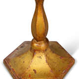Fowler, John. AN ENGLISH ANTIQUED-GILT-BRASS FLOOR LAMP - Foto 2