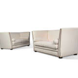 A PAIR OF ENGLISH BRASS-STUDDED WHITE SOFAS - фото 1