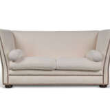 A PAIR OF ENGLISH BRASS-STUDDED WHITE SOFAS - фото 2