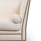 A PAIR OF ENGLISH BRASS-STUDDED WHITE SOFAS - фото 4