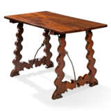 A SPANISH WALNUT AND WROUGHT-IRON TRESTLE TABLE - Foto 1
