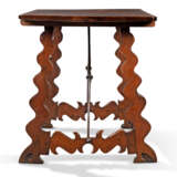A SPANISH WALNUT AND WROUGHT-IRON TRESTLE TABLE - Foto 3