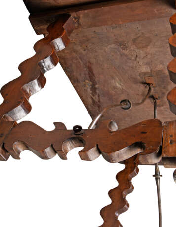 A SPANISH WALNUT AND WROUGHT-IRON TRESTLE TABLE - Foto 4