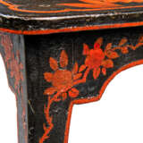 A NORTH EUROPEAN BLACK AND RED JAPANNED OCCASIONAL TABLE - Foto 3