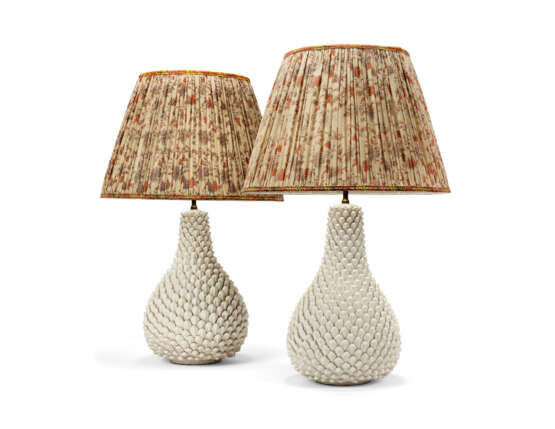  A PAIR OF WHITE CERAMIC TABLE LAMPS - photo 1