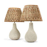  A PAIR OF WHITE CERAMIC TABLE LAMPS - фото 1