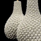 A PAIR OF WHITE CERAMIC TABLE LAMPS - фото 3