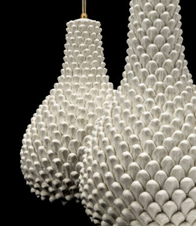  A PAIR OF WHITE CERAMIC TABLE LAMPS - фото 3