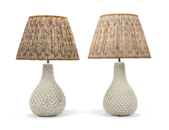  A PAIR OF WHITE CERAMIC TABLE LAMPS - Foto 4