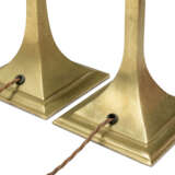 A PAIR OF ENGLISH LACQUERED-BRASS TABLE LAMPS - Foto 3