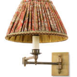 A PAIR OF BRASS ADJUSTABLE WALL-LIGHTS - Foto 2