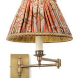 A PAIR OF BRASS ADJUSTABLE WALL-LIGHTS - Foto 3