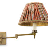 A PAIR OF BRASS ADJUSTABLE WALL-LIGHTS - Foto 4