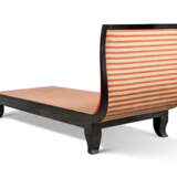 AN ANGLO-INDIAN EBONY DAYBED - фото 3