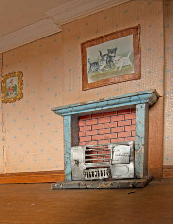AN ENGLISH GREY-PAINTED PINE DOLLS HOUSE - Foto 3