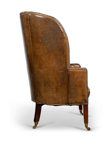 A LATE GEORGE III MAHOGANY BARREL-BACK ARMCHAIR - фото 2