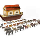 A POLYCHROME-DECORATED PINE MODEL OF NOAH'S ARK - Foto 1