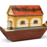 A POLYCHROME-DECORATED PINE MODEL OF NOAH'S ARK - Foto 3