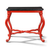 A RED-DECORATED 'LACQUERED' SIDE TABLE - Foto 1