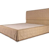 Fowler, John. AN ENGLISH UPHOLSTERED KING-SIZE BED - Foto 1