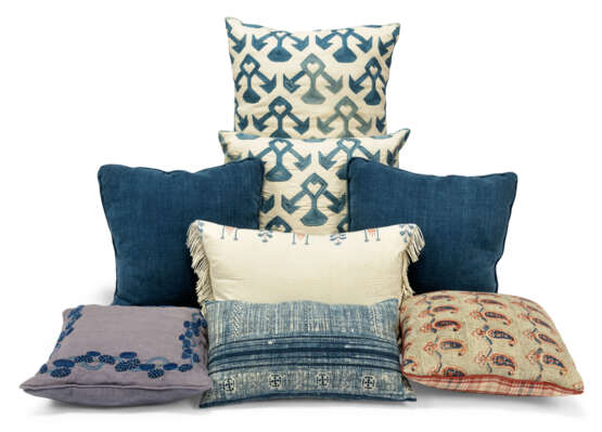 A GROUP OF EIGHT CUSHIONS - Foto 1