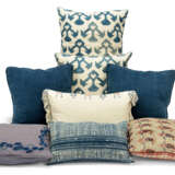 A GROUP OF EIGHT CUSHIONS - Foto 1