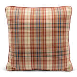 A GROUP OF EIGHT CUSHIONS - Foto 4