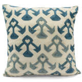 A GROUP OF EIGHT CUSHIONS - Foto 8