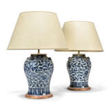 A PAIR OF CHINESE BLUE AND WHITE VASE TABLE LAMPS - фото 1