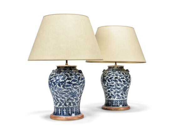 A PAIR OF CHINESE BLUE AND WHITE VASE TABLE LAMPS - photo 1