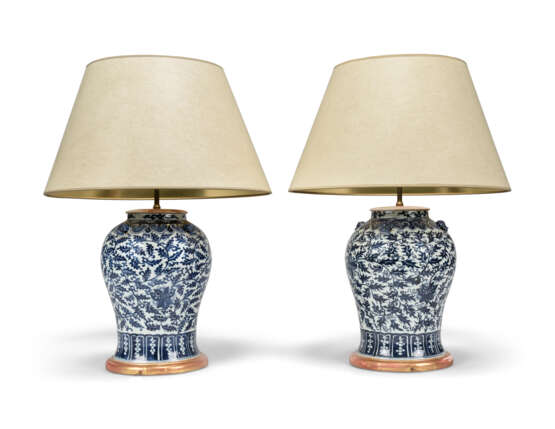 A PAIR OF CHINESE BLUE AND WHITE VASE TABLE LAMPS - Foto 2