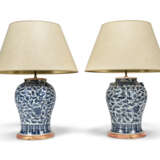 A PAIR OF CHINESE BLUE AND WHITE VASE TABLE LAMPS - фото 2