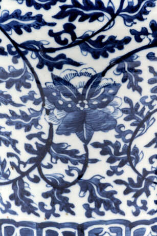 A PAIR OF CHINESE BLUE AND WHITE VASE TABLE LAMPS - Foto 4