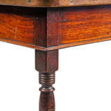 A NORTH EUROPEAN BRASS-MOUNTED MAHOGANY SIDE TABLE - Foto 2