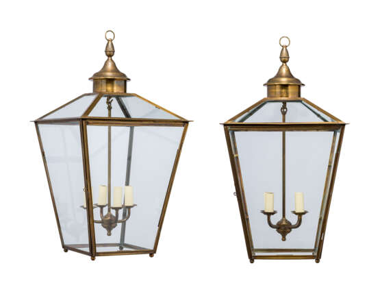 Fowler, John. A PAIR OF ENGLISH BRASS AND GLASS HALL LANTERNS - фото 1