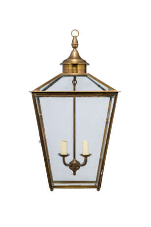 Fowler, John. A PAIR OF ENGLISH BRASS AND GLASS HALL LANTERNS - Foto 3