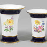 Vier Trichtervasen mit Blumendekor - photo 1