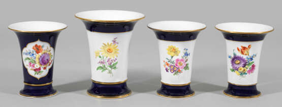 Vier Trichtervasen mit Blumendekor - Foto 1