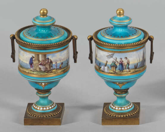 Paar Miniatur-Deckelvasen im Sèvres-Stil - photo 1