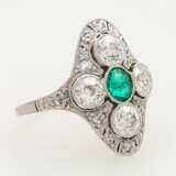 Art-Déco Ring mit Smaragd und Diamanten, - фото 2