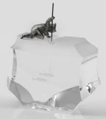 Glasskulptur mit Inuk beim Fischen