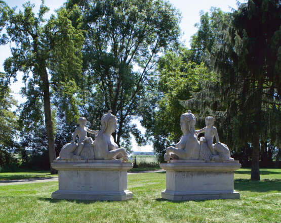 Paar monumentale Sphingen mit Putten als Parkskulpturen - фото 1