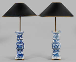 Paar Blauweiß-Vasen als Tischlampen
